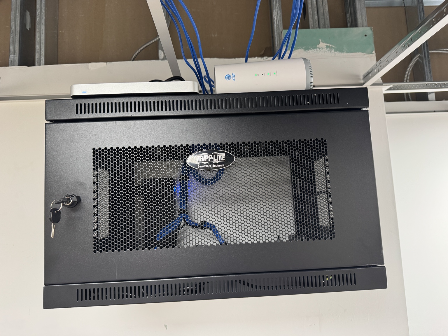 Wall-mounted rack cabinet with clean structured cabling