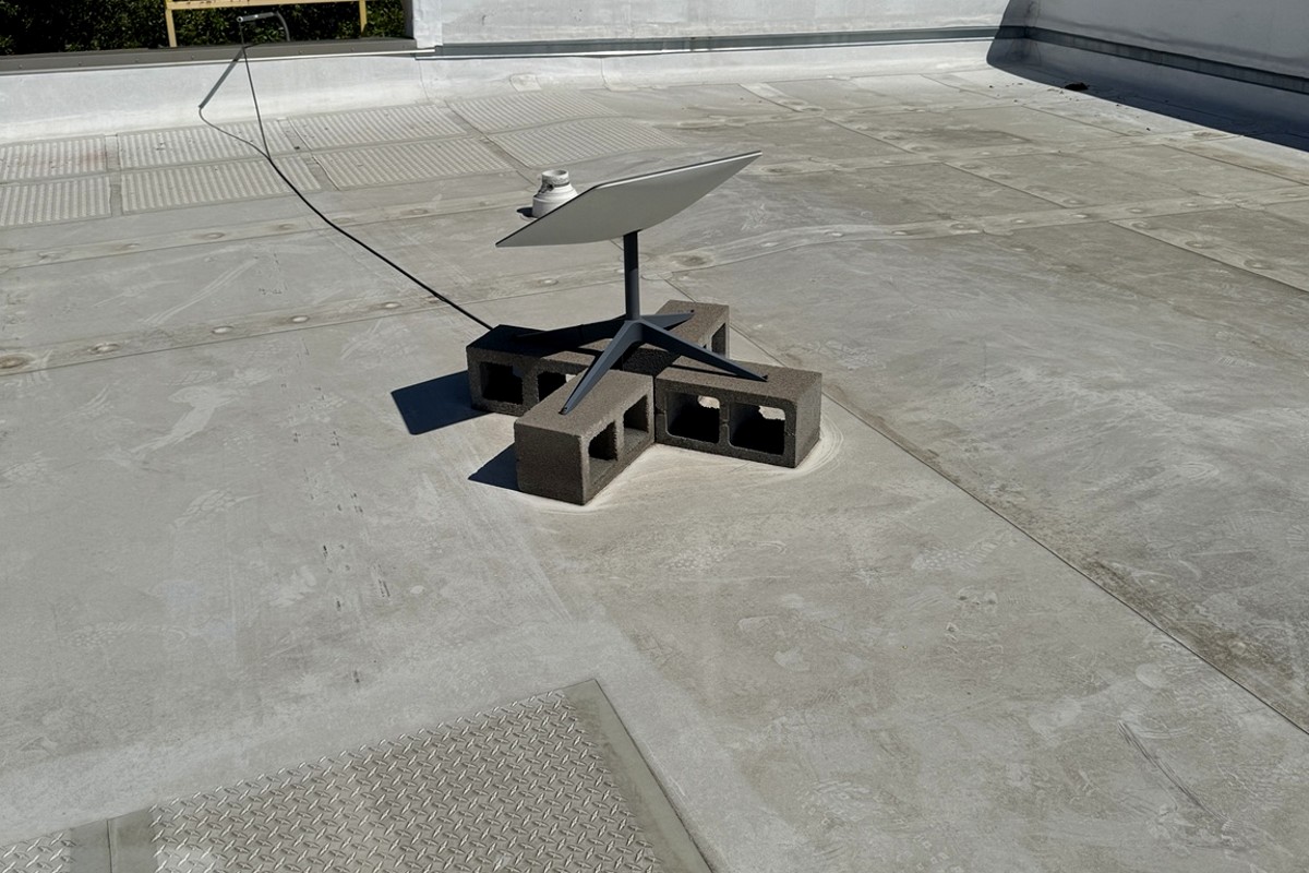 Wireless rooftop hardware installation